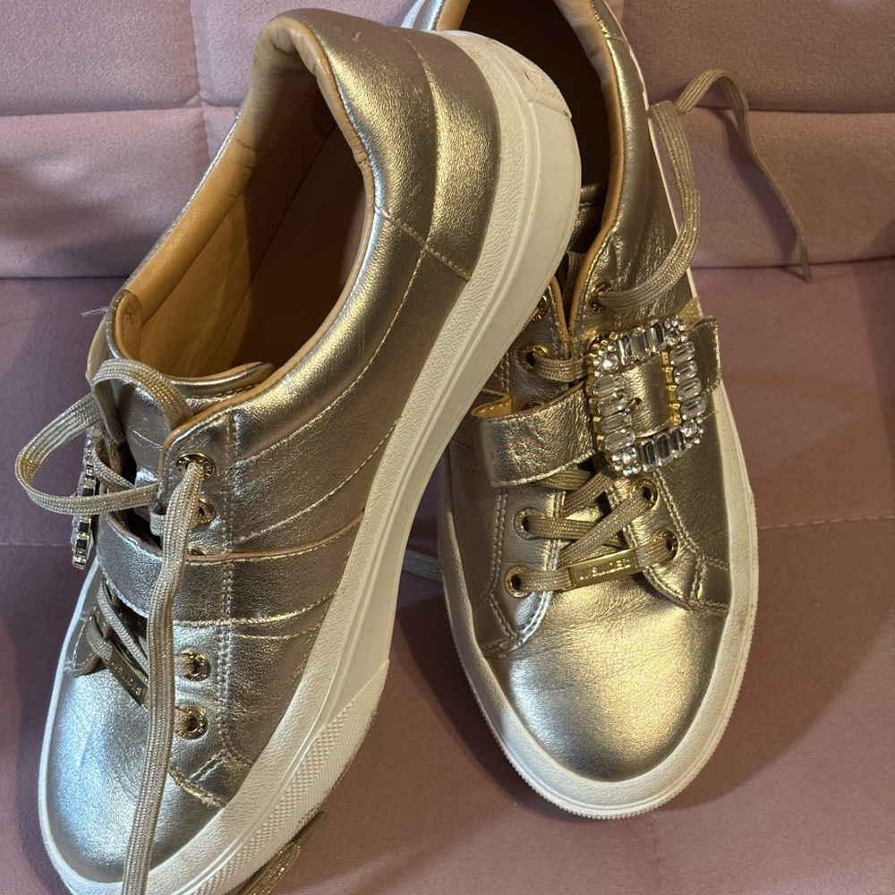 JSlides women’s golden sneaker